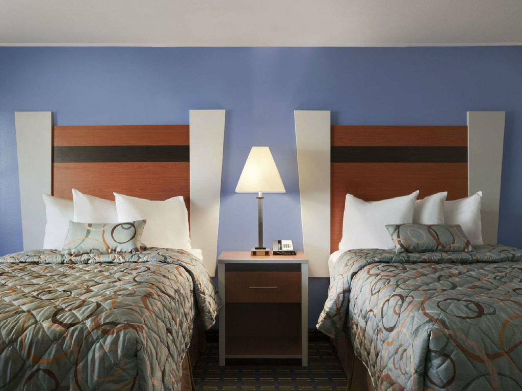 Days Inn By Wyndham - Cape Cod West Yarmouth Exteriör bild