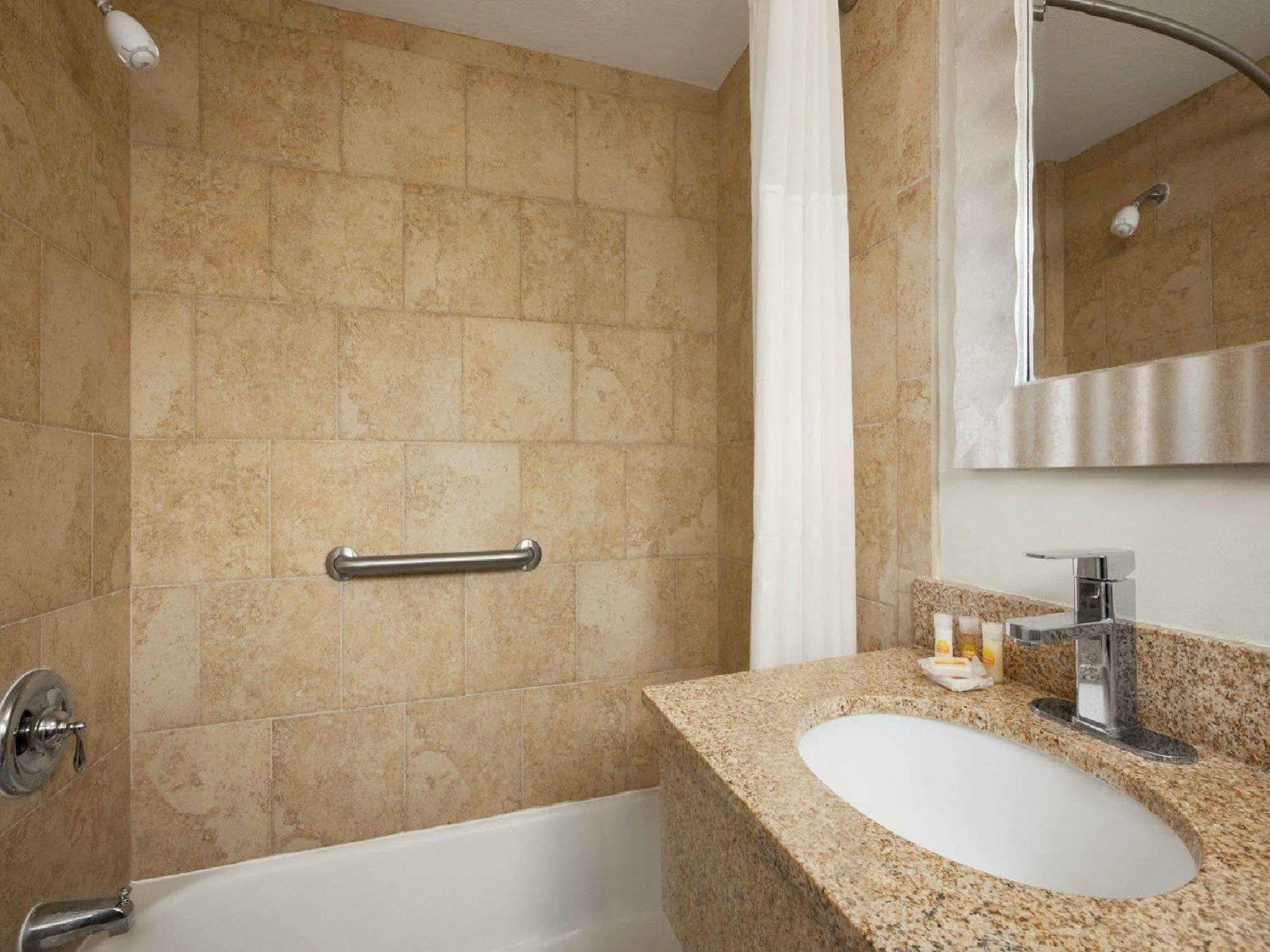 Days Inn By Wyndham - Cape Cod West Yarmouth Exteriör bild
