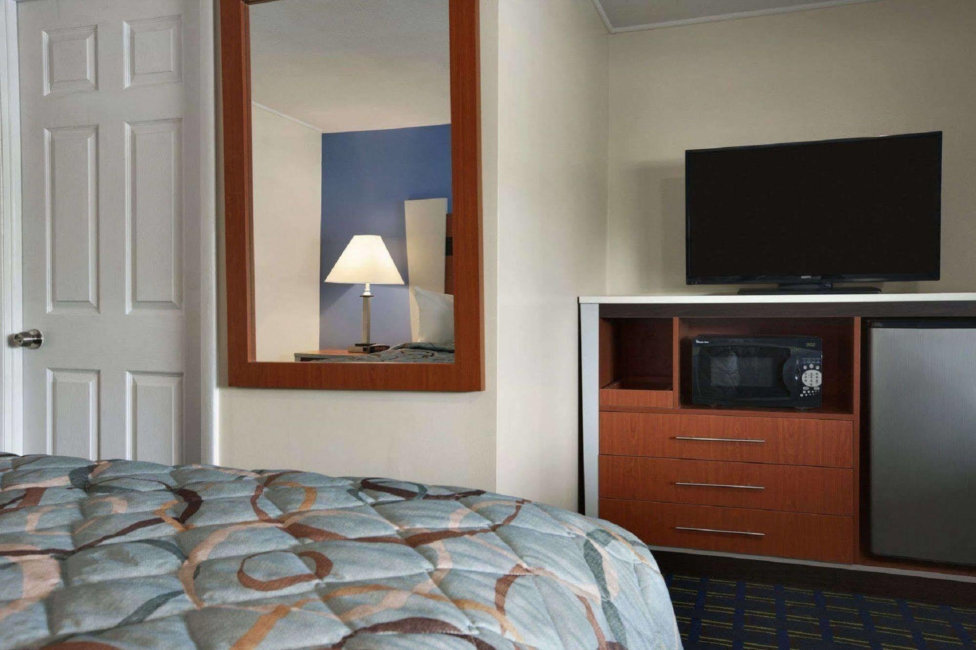 Days Inn By Wyndham - Cape Cod West Yarmouth Exteriör bild