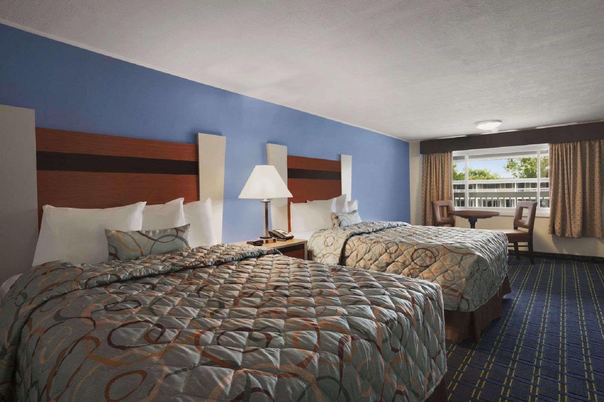 Days Inn By Wyndham - Cape Cod West Yarmouth Exteriör bild