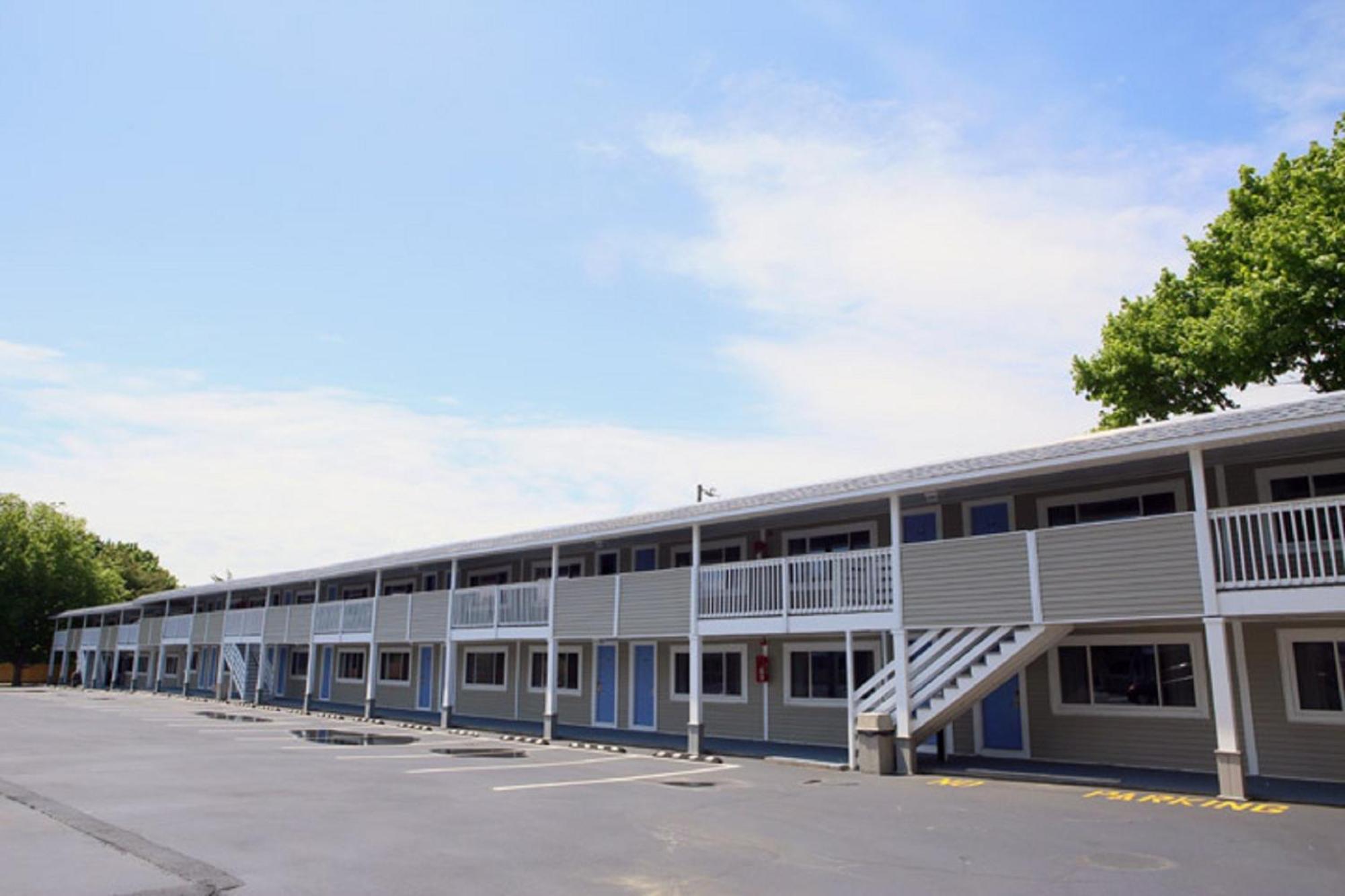 Days Inn By Wyndham - Cape Cod West Yarmouth Exteriör bild